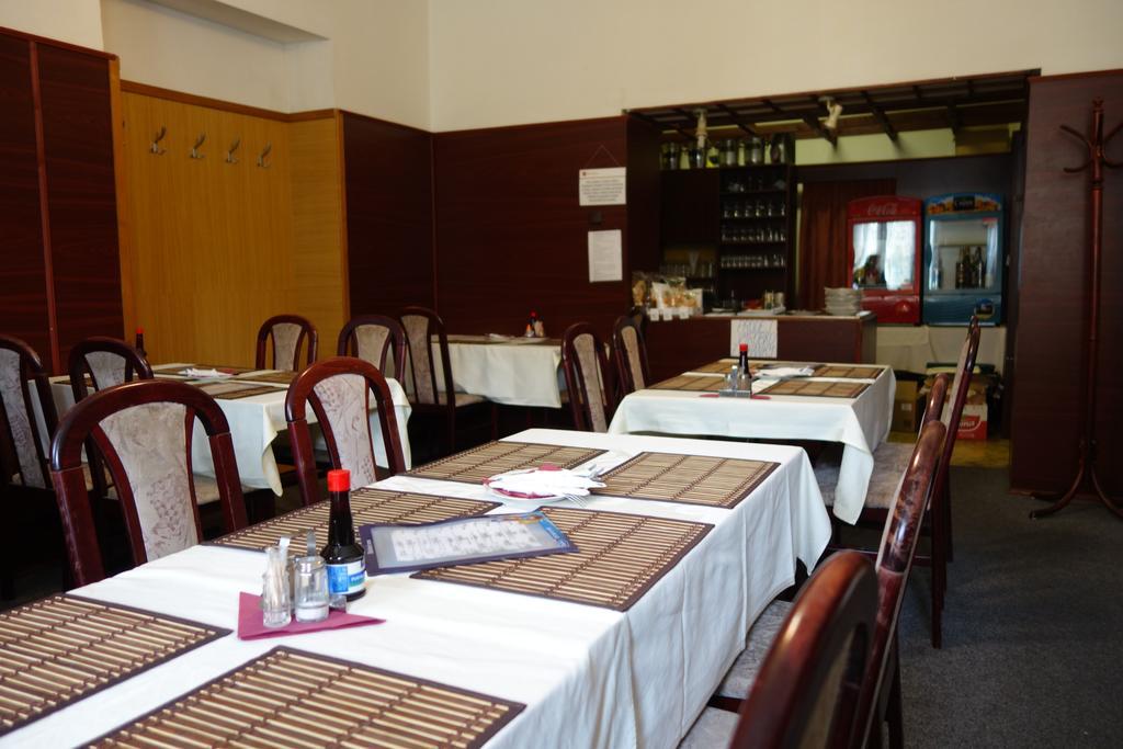 Restaurace Alvi 호텔 오스트라바 외부 사진